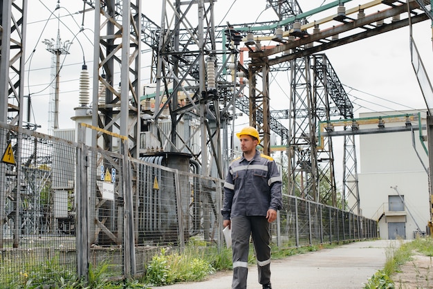 Un ingénieur en énergie inspecte l'équipement de la sous-station