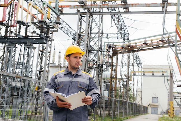 L'ingénieur en énergie inspecte les équipements de la sous-station. Ingénierie électrique. Industrie.