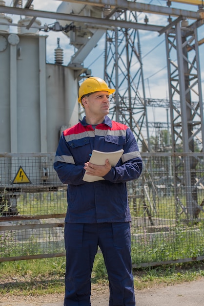 L'ingénieur en énergie inspecte les équipements de la sous-station. Ingénierie électrique. Industrie.