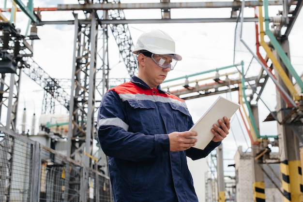 L'ingénieur en énergie inspecte les équipements de la sous-station