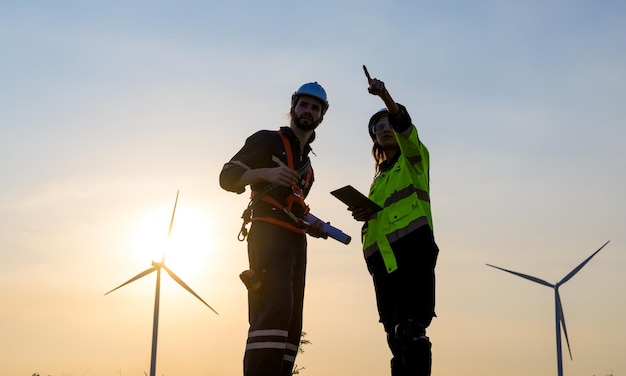 Ingénieur en énergie renouvelable travaillant sur une éolienne