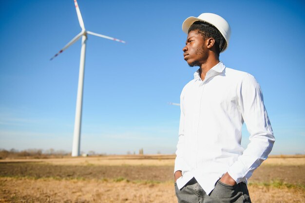 L'ingénieur en énergie travaille avec des éoliennes.