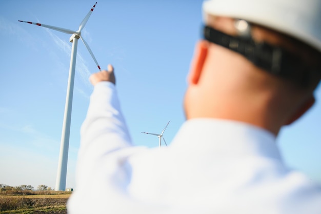 L'ingénieur en énergie travaille avec des éoliennes.