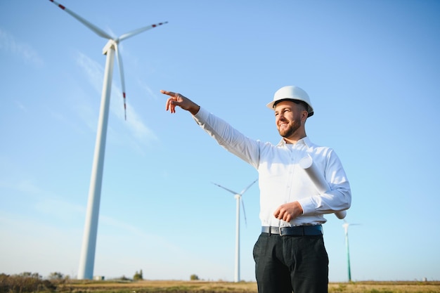 L'ingénieur en énergie travaille avec des éoliennes.