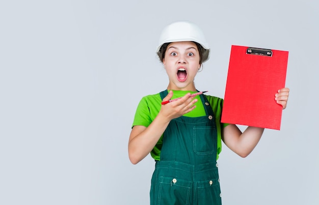 Ingénieur enfant heureux avec dossier en casque, architecture.