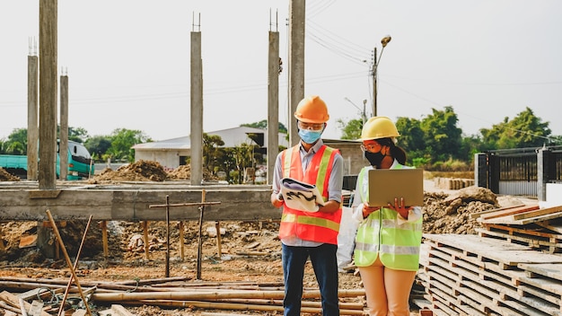 ingénieur entrepreneur réunion de l'équipe du plan de travail projet industriel et vérification de la conception sur le chantier