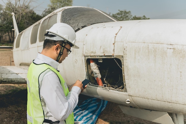 Photo ingénieur entretenant un moteur d'hélicoptère hélicoptère machanic moteur mâle