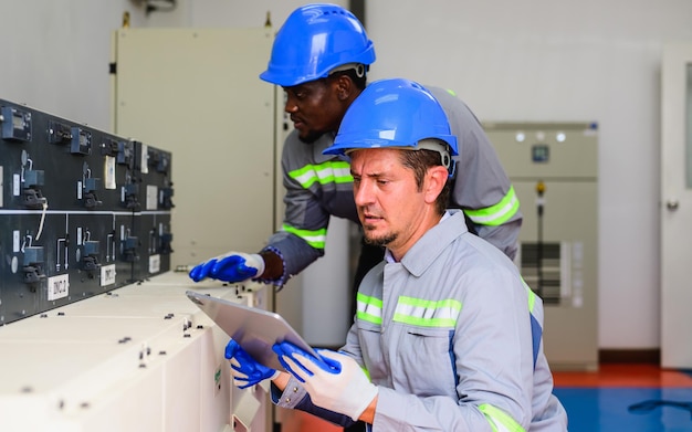 Ingénieur d'entretien heureux vérifiant et entretenant des panneaux solaires