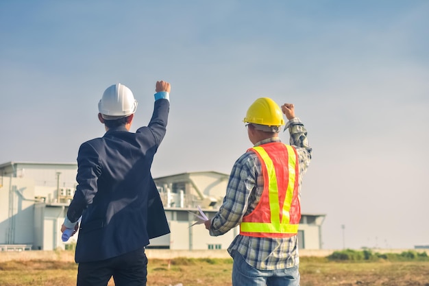 Ingénieur de l'équipe Deux architectes sur un chantier de construction