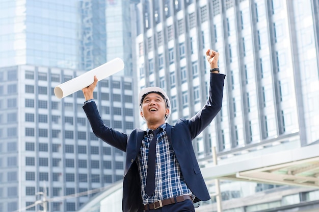 L'ingénieur est heureux de travailler sur le projet comme prévu