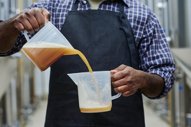 Ingénieur examinant la qualité de la bière