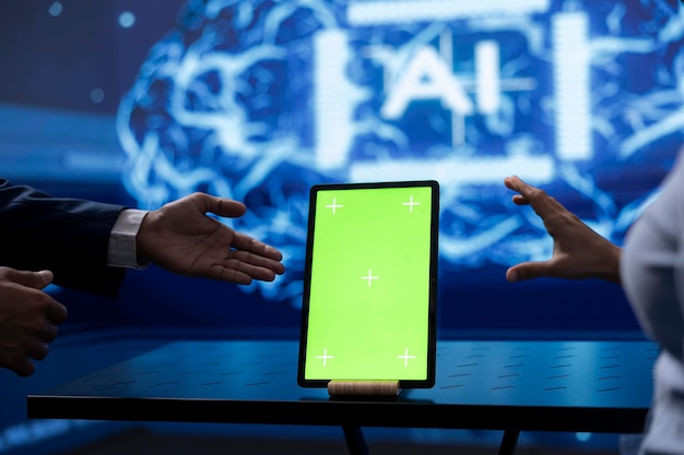 Ingénieur exécutant une technologie d'informatique cognitive AI sur une tablette chroma key