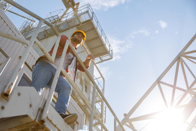 Ingénieur expérimenté avec casque en usine