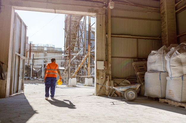 Ingénieur expérimenté avec un casque en usine