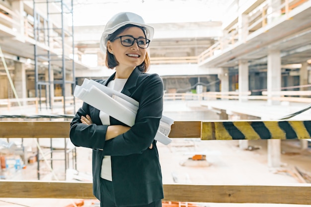 Photo ingénieur femelle mature sur chantier