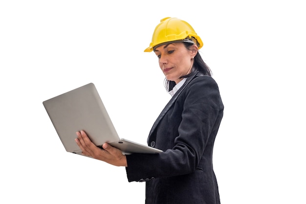 Ingénieur Femme Avec Casque Jaune Tenant Un Ordinateur Portable Sur La Ville