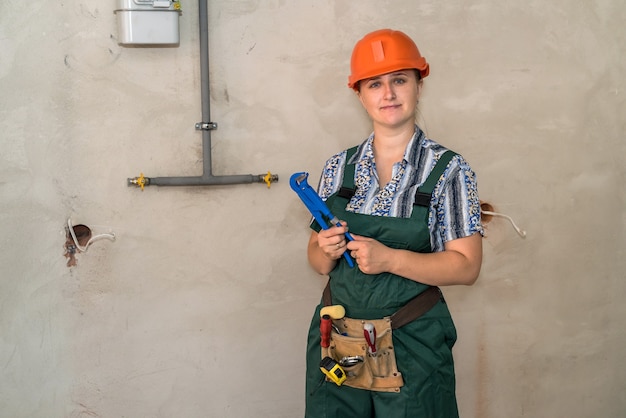 Ingénieur femme avec ceinture porte-outils et clé réglable