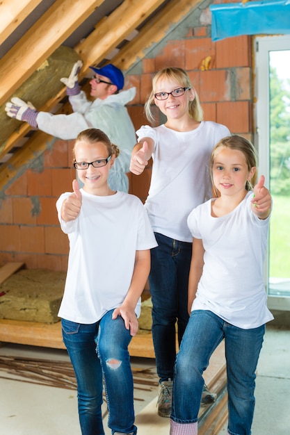 Ingénieur et filles construisant le dernier étage