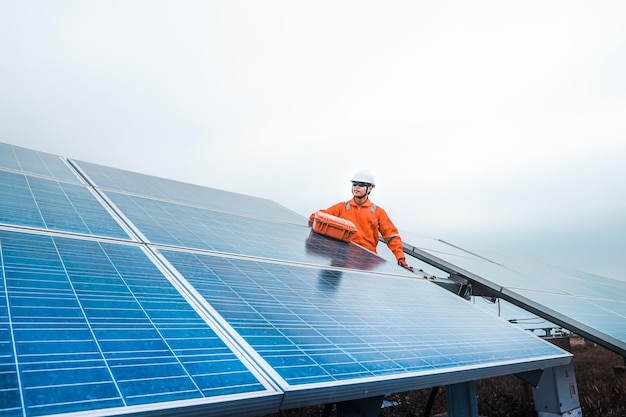 Ingénieur fixant un panneau solaire contre le ciel