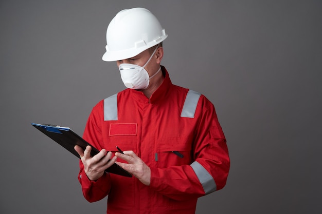 Ingénieur homme, travailleur de la construction portant un masque facial