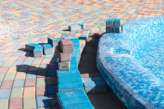 Ingénieur industriel. Carrelage professionnel dans la piscine. Pose de carreaux de piscine en céramique bleue sur sols et murs en béton de ciment.