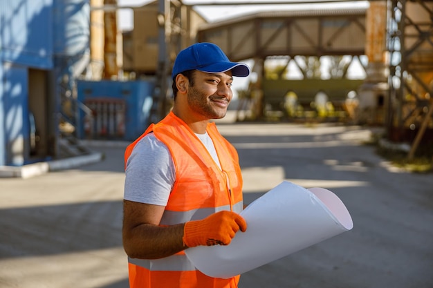 Ingénieur industriel lourd avec plan à la centrale à béton