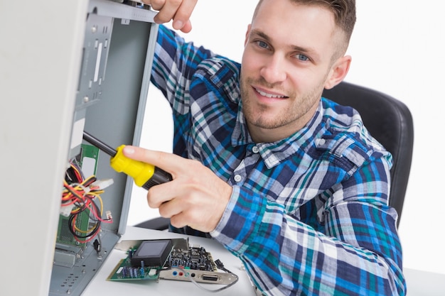 Ingénieur en informatique réparant le processeur sur le lieu de travail