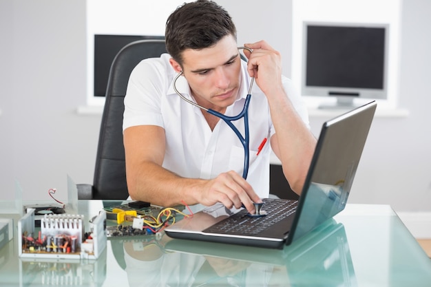 Photo ingénieur en informatique de stern beau examen portable avec stéthoscope