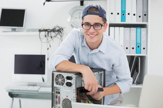 Ingénieur en informatique travaillant sur une console cassée