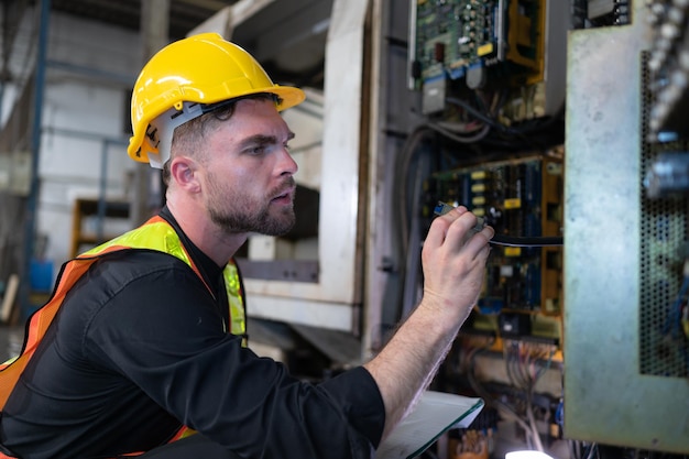 L'ingénieur inspecte le système électrique et répare le système mécanique dans l'armoire de commande de la machine afin que la machine revienne à un fonctionnement normal