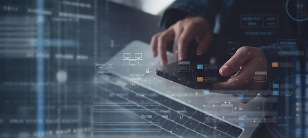 Ingénieur logiciel d'ingénierie des données utilisant un ordinateur et un téléphone portable avec un code informatique connexion au réseau Internet mondial système de traitement et de gestion de la technologie d'échange de données