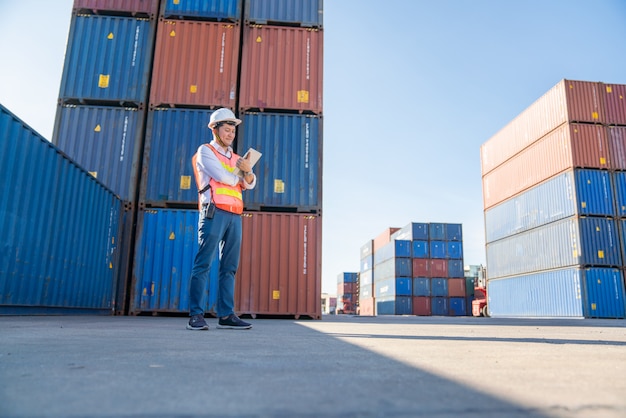 Ingénieur logistique contrôle au port, chargement de conteneurs pour camions export et import logistique