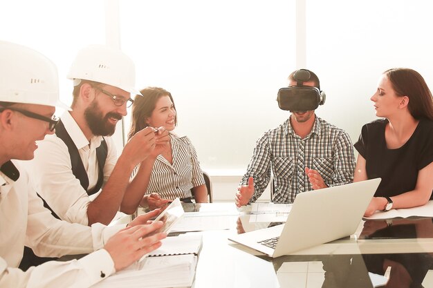 Photo ingénieur en lunettes de réalité virtuelle lors d'une réunion avec l'équipe commerciale