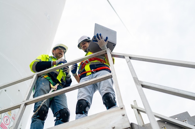 Ingénieur de maintenance d'éoliennes sur le chantier de construction d'un parc éolien