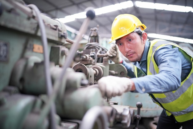 Ingénieur en mécanique machine de tour d'exploitation pour la métallurgie dans l'usine de métallurgie