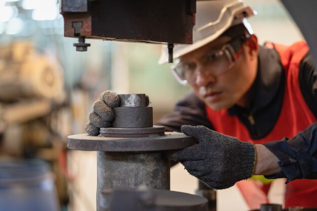 Ingénieur métallurgiste produit d'exploitation pour prototype dans une usine industrielle