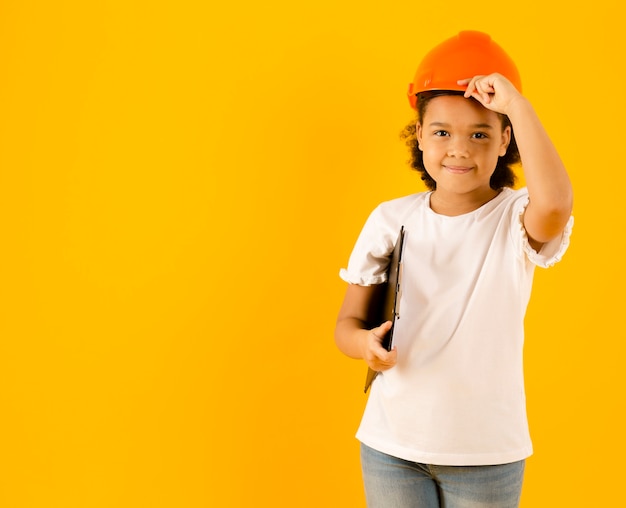 Ingénieur mignon portant un casque dur