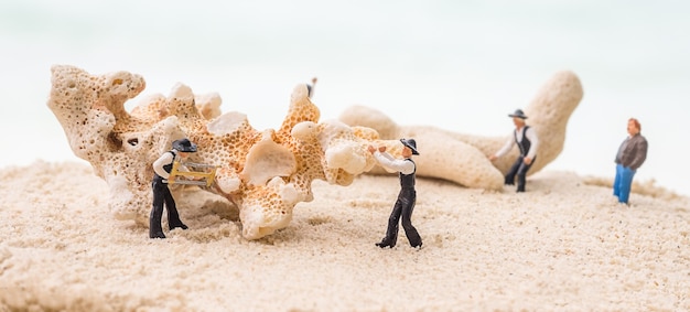 Ingénieur en miniature des travailleurs de la construction avec tonalité coral. Rétro effet de filtre, foyer doux, faible luminosité (focus sélectif)