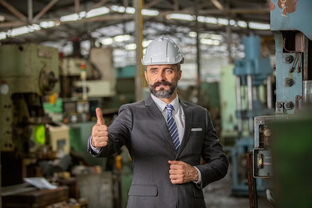 Ingénieur moderne d'usine industrielle travaillant dans l'industrie métallurgique