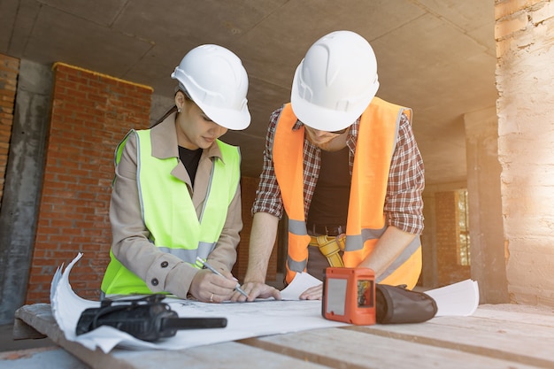 L'ingénieur et l'ouvrier contrôlent, vérifient et coordonnent le processus de construction