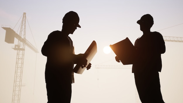 Ingénieur et ouvriers du bâtiment et grues silhouette rendu 3d