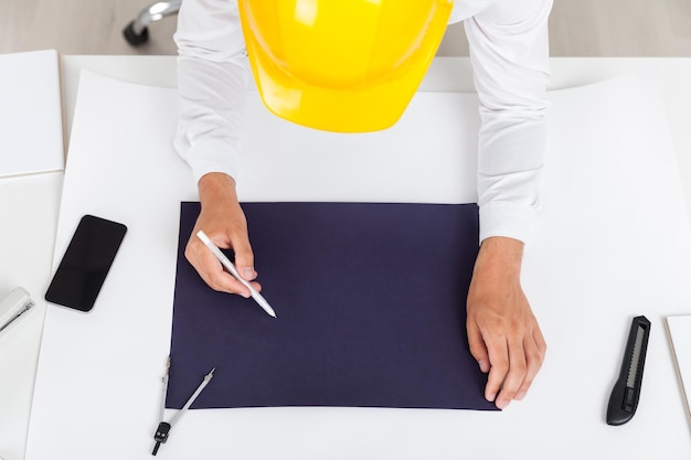 Ingénieur en plan de dessin de casque