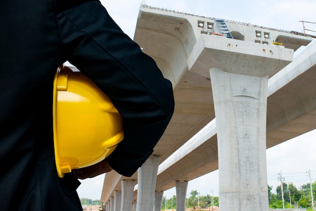 Ingénieur avec pont en construction