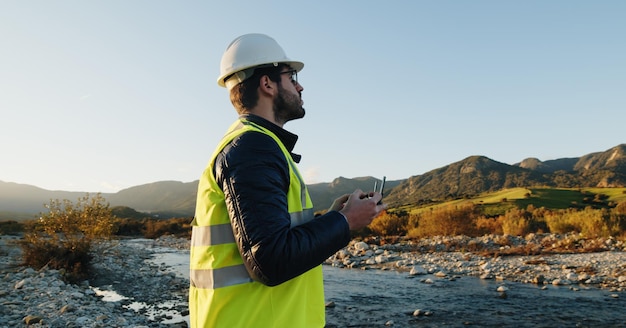 Photo ingénieur portant un casque sur le terrain