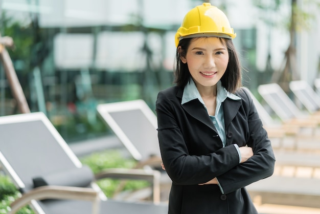 ingénieur portrait de femme asiatique à l&#39;extérieur de la construction avec un casque jaune