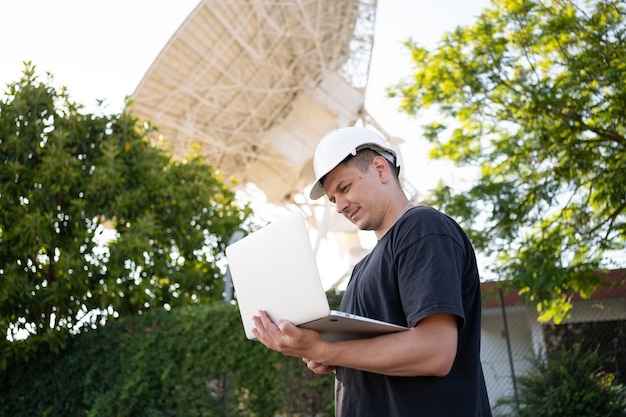 Ingénieur à la recherche d'un radiotélescope astronomique basé sur la terre