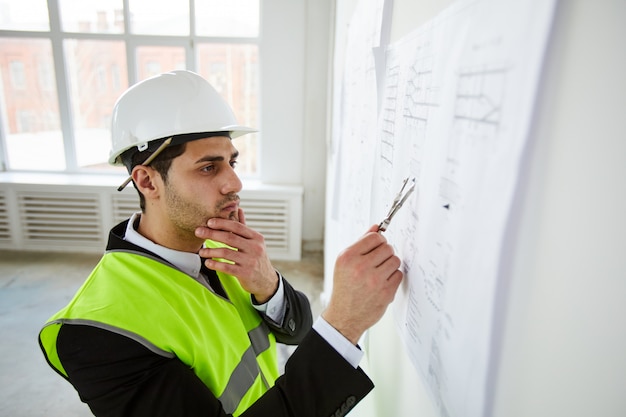 Ingénieur réfléchissant aux plans