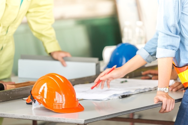 Photo ingénieur remue-méninges et plan de travail sur le bureau