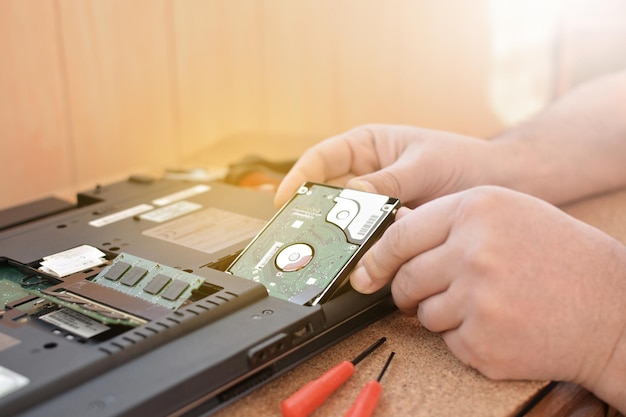 L'ingénieur restaure le PC portable Installation du matériel du disque dur RAM Rénovation de la technologie de l'atelier de réparation électronique