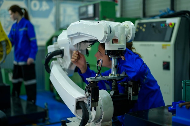 Ingénieur en robotique masculin travaillant avec la programmation et la manipulation de robots manuels en robotique industrielle